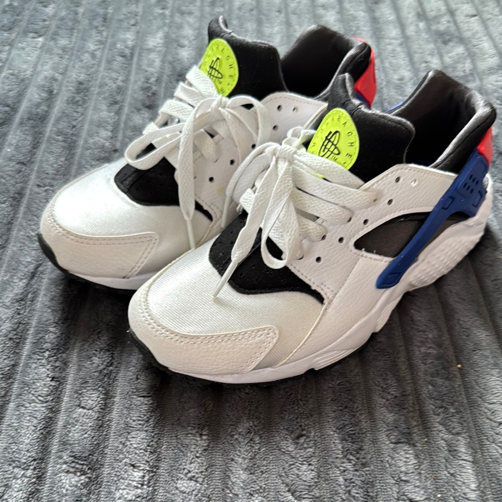 Nike White and Black Sneakers with Classic Huarache Design